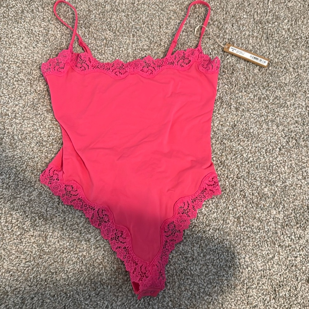 Skims pink bodysuit NWT size Small